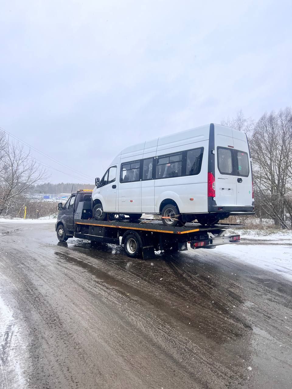 Эвакуция микроавтобуса в Автозаводском районе