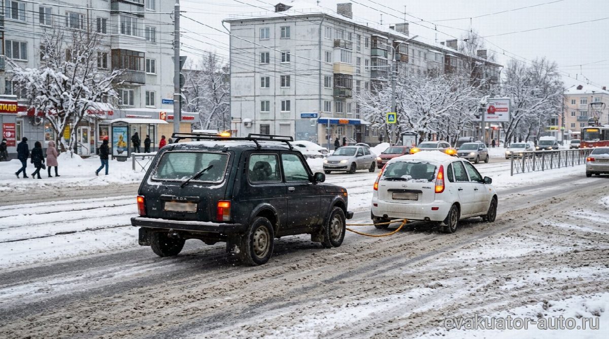 Автомобиль на гибкой сцепке с тросом на дороге в Нижнем Новгороде