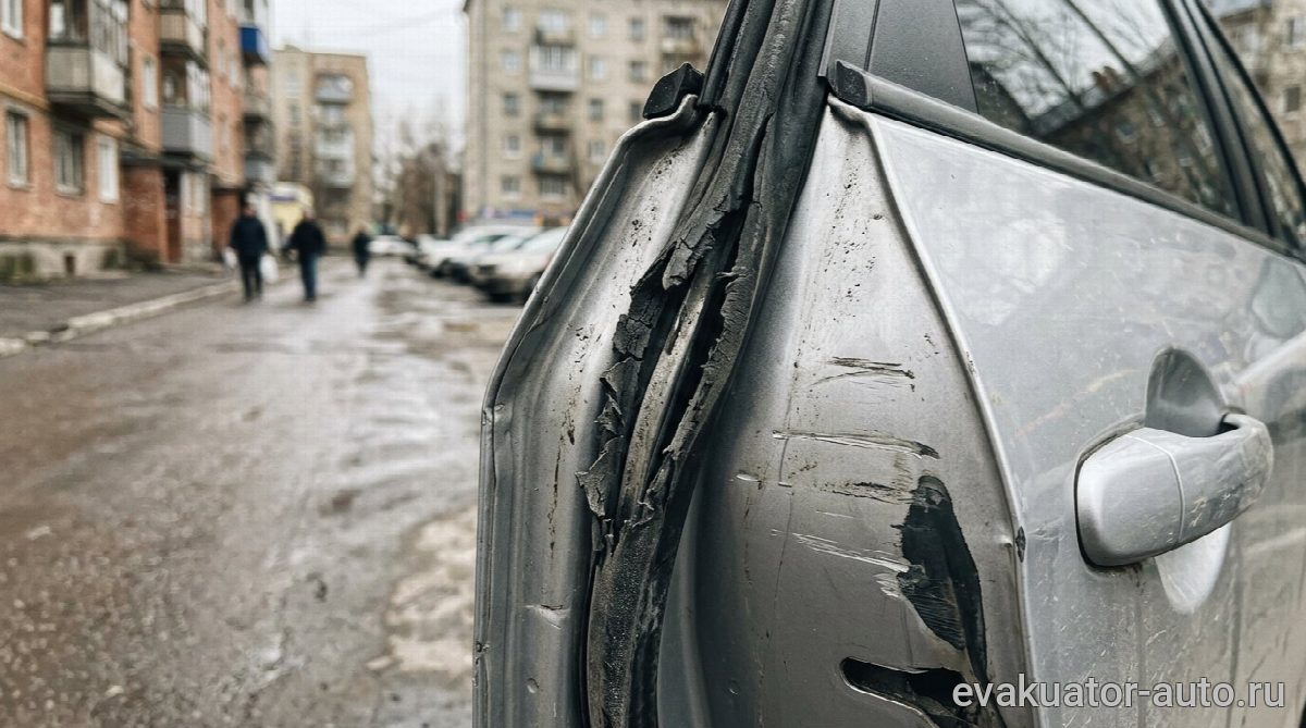 Повреждённый уплотнитель двери автомобиля после попытки самостоятельного открытия