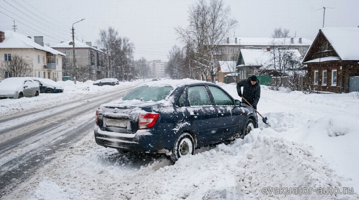 Автомобиль, глубоко застрявший в снегу на обочине дороги в Нижегородской области